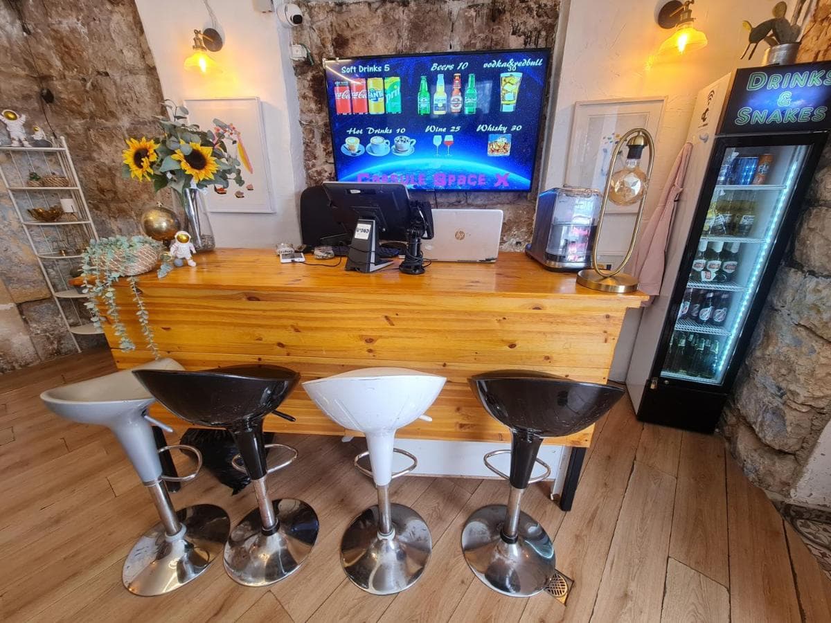 Bar & Lounge